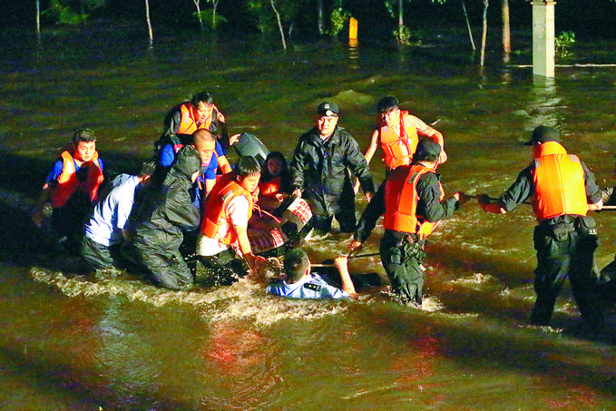 河南公安民警全力防汛救灾守护群众平安